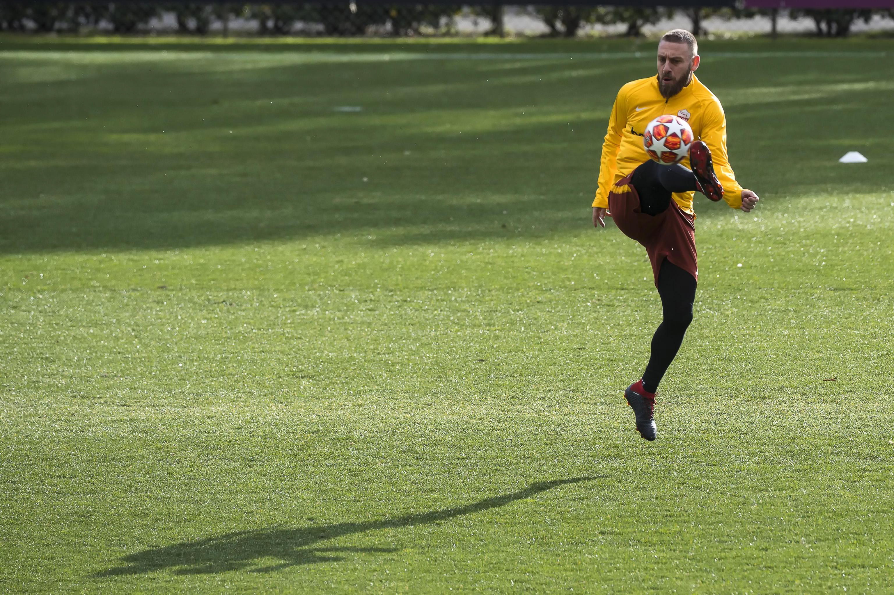 关于国际比赛日西汉姆备战欧冠里程碑夜罗马防线松动,网友:罗马今晨更衣室发声的信息 关于国际比赛日西汉姆备战欧冠里程碑夜罗马防线松动,网友:罗马今晨更衣室发声的信息