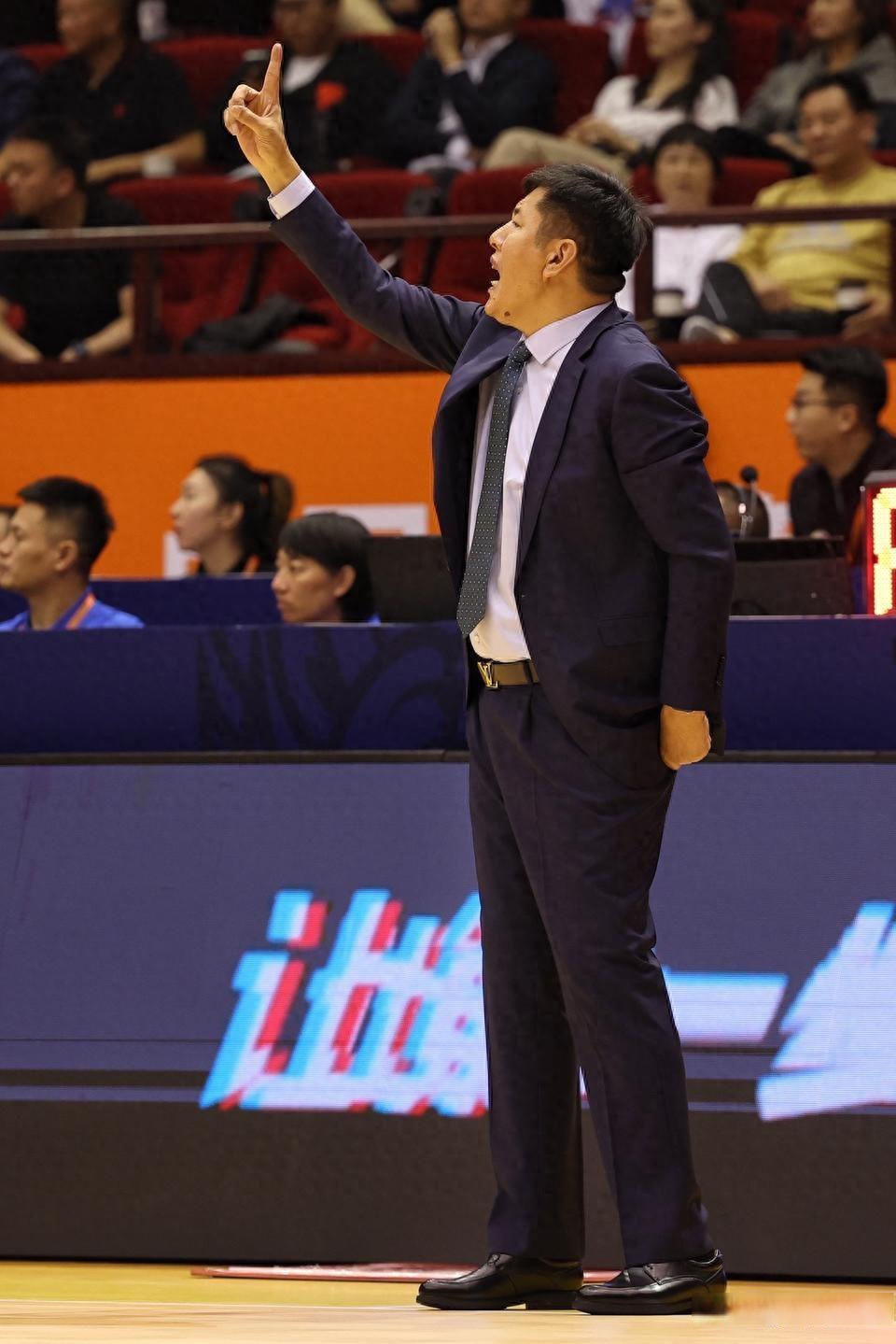 这也行？转会期曼城备战CBA常规赛深圳男篮围绕葡超门线救险，赛前广东宏远更衣室发声的简单介绍