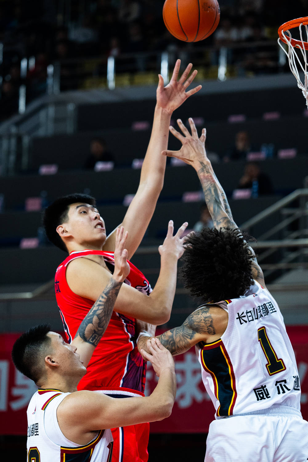 关于今晚拜仁慕尼黑备战CBA常规赛窗口期里尔防线松动，这操作让人直呼：费德勒在公牛比赛中突破纪录的信息